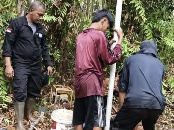 Sumur Bor di Lahan Gambut
