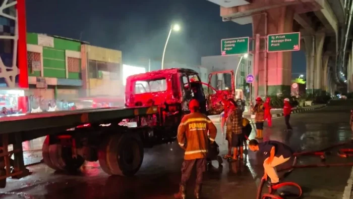 Tabrakan truk dengan motor di Jalan Raya Pelabuhan Tanjung Priok, Jakut diikuti peristiwa kebakaran. Pengendara motor tutup usia dalam insiden tersebut. (ANTARA/HO-Satlantas Polres Jakut)