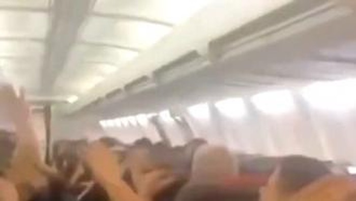 Tangkapan layar paniknya penumpang di pesawat yang mengalami kerusakan di Iran (dok. Istimewa)