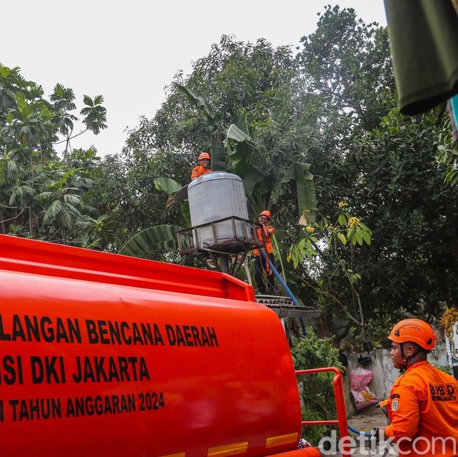 Krisis Air Bersih Melanda Cilandak Barat, BPBD Salurkan Air ke Warga