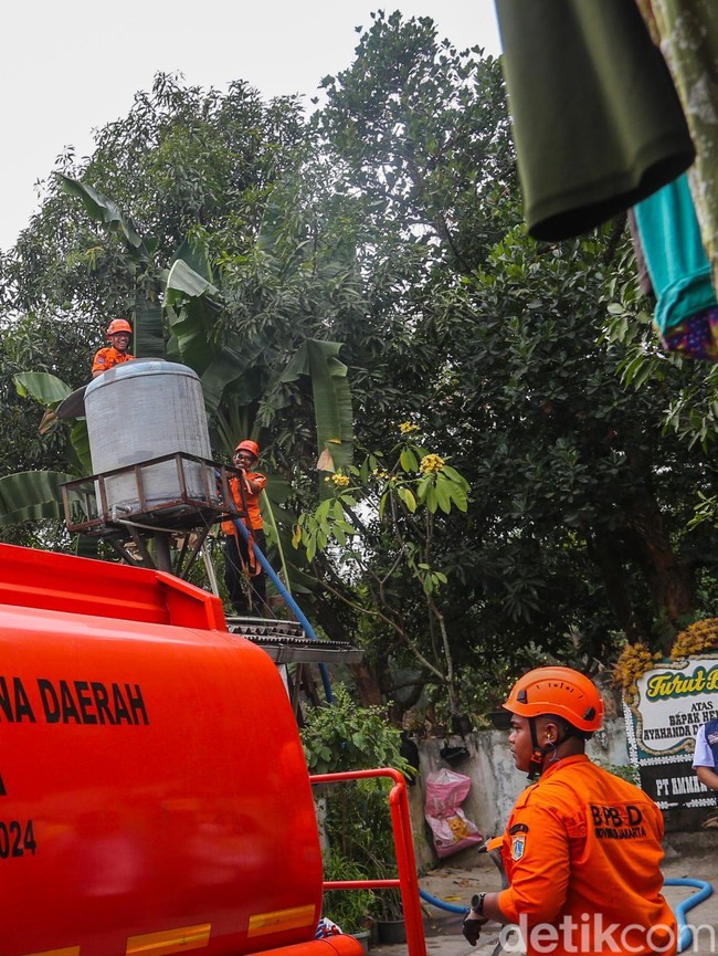 Krisis Air Bersih Melanda Cilandak Barat, BPBD Salurkan Air ke Warga