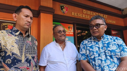 Togar Situmorang dan kuasa hukum, Rinto Maha saat ditemui di Mapolda Bali, Selasa (15/9/2026).