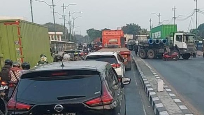 Truk Mogok Melintang Bikin Macet di Jl Raya Bekasi