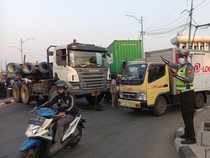 Truk Mogok Melintang di Jalan Raya Bekasi, Lalin Arah Cakung Macet