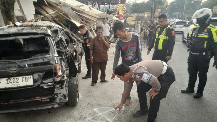 Truk tabrak mobil parkir hingga bengkel di Bogor