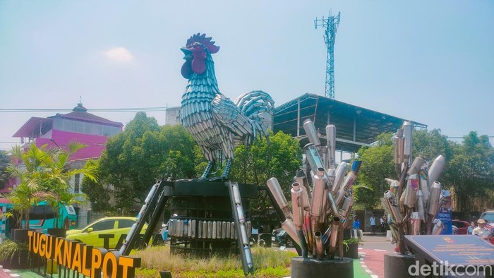 Tugu knalpot ayam di Cianjur