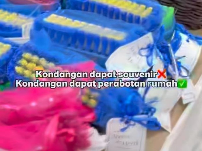 Viral pasangan membagikan souvenir pernikahan unik berupa alat kebersihan dan perabotan rumah tangga yang sangat bermanfaat untuk dipakai tamu setiap hari.