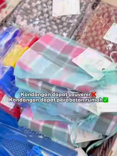 Viral pasangan membagikan souvenir pernikahan unik berupa alat kebersihan dan perabotan rumah tangga yang sangat bermanfaat untuk dipakai tamu setiap hari.