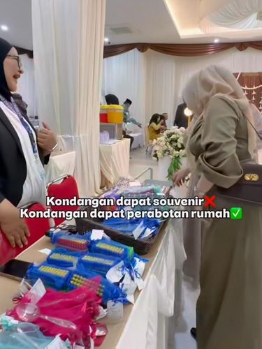 Viral pasangan membagikan souvenir pernikahan unik berupa alat kebersihan dan perabotan rumah tangga yang sangat bermanfaat untuk dipakai tamu setiap hari.