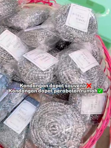 Viral pasangan membagikan souvenir pernikahan unik berupa alat kebersihan dan perabotan rumah tangga yang sangat bermanfaat untuk dipakai tamu setiap hari.