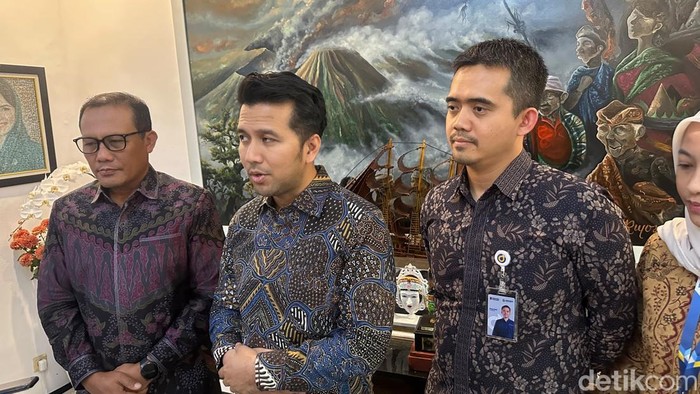 Wagub Jatim Emil Dardak saat memaparkan soal kesiapan Tol Prosiwangi segmen gending-paiton yang sudah rampung.