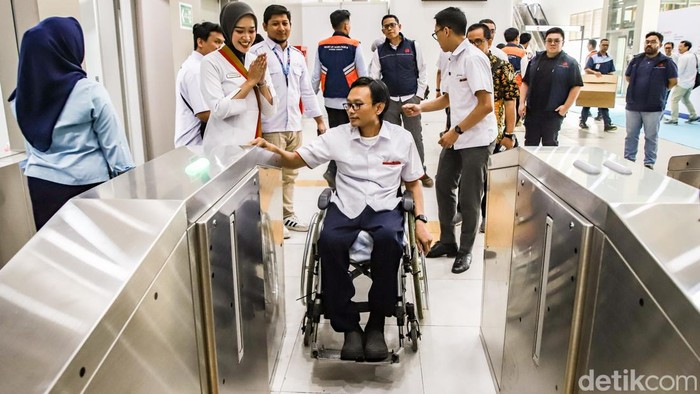 Sejumlah penduduk menggunakan LRT Jakarta di Stasiun LRT Manggarai, Jakarta Selatan, Rabu (16/9/2026), usai jalur LRT Jakarta rute Kelapa Gading-Manggarai resmi diresmikan oleh Presiden RI Prabowo Subianto.