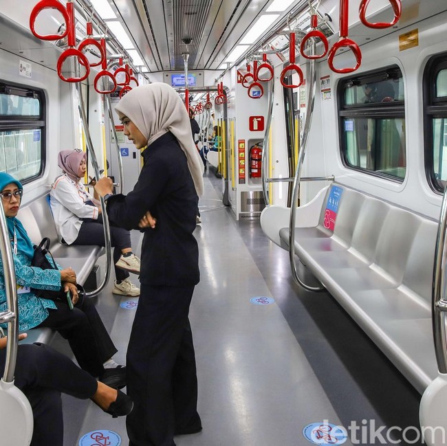 Warga Mulai Menjajal LRT Kelapa Gading - Manggarai