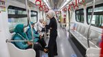 Warga Mulai Menjajal LRT Kelapa Gading - Manggarai