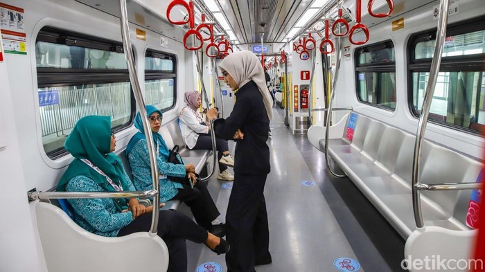 Sejumlah warga menggunakan LRT Jakarta di Stasiun LRT Manggarai, Jakarta Selatan, Rabu (16/9/2026), usai jalur LRT Jakarta rute Kelapa Gading-Manggarai resmi diresmikan oleh Presiden RI Prabowo Subianto.