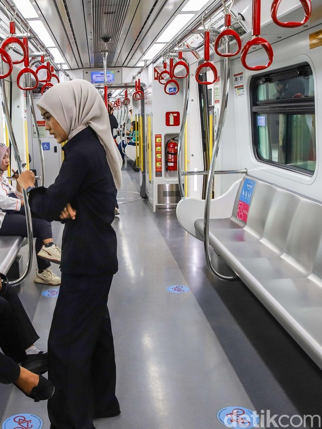 Warga Mulai Menjajal LRT Kelapa Gading - Manggarai