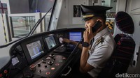 Jalur LRT Jakarta Kelapa Gading-Manggarai memiliki panjang sekitar 12,2 kilometer dan melayani 11 stasiun yang berada di sepanjang lintasan.