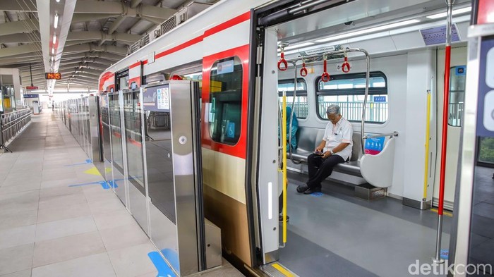 Sejumlah warga menggunakan LRT Jakarta di Stasiun LRT Manggarai, Jakarta Selatan, Rabu (16/9/2026), usai jalur LRT Jakarta rute Kelapa Gading-Manggarai resmi diresmikan oleh Presiden RI Prabowo Subianto.