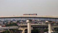 Pada masa awal pengoperasian, masyarakat dapat menikmati layanan LRT Jakarta dengan tarif promo sebesar Rp5.000 untuk sekali perjalanan hingga Oktober 2026.