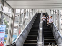 4 Kali Pakai Eskalator, Berapa Menit Perjalanan ke Peron Stasiun LRT Manggarai?