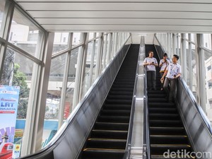 4 Kali Pakai Eskalator, Berapa Menit Perjalanan ke Peron Stasiun LRT Manggarai?