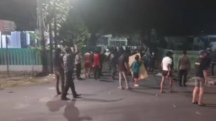 Warga Rajawali dan Kampung Kokolojia di Kota Makassar, Sulawesi Selatan (Sulsel) terlibat tawuran menggunakan busur panah hingga petasan.