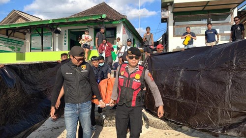 Evakuasi mayat WN Malaysia yang tewas saat menyelam di pantai Crystal Bay Nusa Penida, Klungkung, Bali, Rabu (16/9/2026).