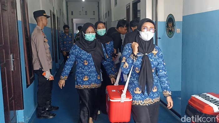 200 siswa dan guru SMK di Tulungagung diduga keracunan MBG.