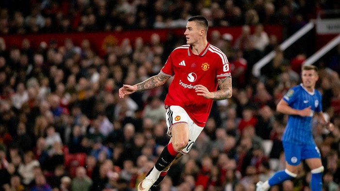MANCHESTER, ENGLAND - SEPTEMBER 16: Benjamin Sesko  of Manchester United in action during the Carabao Cup Third Round match between Manchester United and Brighton & Hove Albion at Old Trafford on September 16, 2026 in Manchester, England. (Photo by A