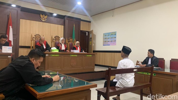 Agus Priyono alias AP, staf Dinas Pemberdayaan Masyarakat Desa (PMD) Gresik