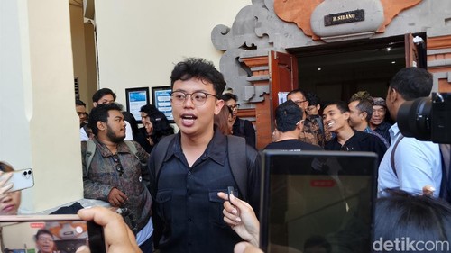 Aktivis Bali Tidak Diam, Tommy Wiria, memberi keterangan usai sidang di Pengadilan Negeri PN Denpasar, Kamis (17/9/2026).