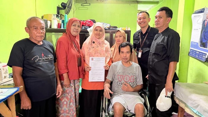 Anggota DPRD Kota Bogor, Mulyani, menyalurkan bantuan kursi roda dan alat bantu dengar