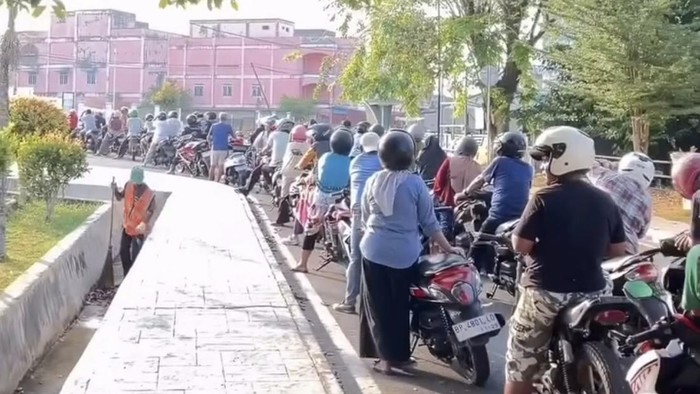 Tangkapan layar antrean kendaraan roda dua dua jalur di SPBU di Dabo Singkep, Kabupaten Lingga, Kepri.