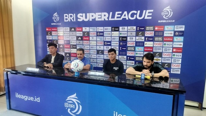 Pelatih Arema FC, Marcos Santos (kaus biru) saat konferensi pers jelang pertandingan melawan Persik Kediri