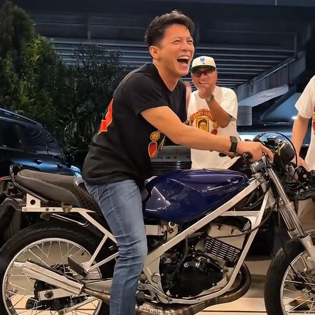 Sweet! Gading Marten Kasih Kado Ultah Motor Suzuki RGR ke Ariel NOAH