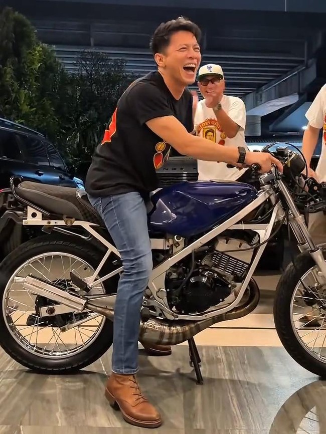 Sweet! Gading Marten Kasih Kado Ultah Motor Suzuki RGR ke Ariel NOAH