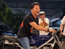 Sweet! Gading Marten Kasih Kado Ultah Motor Suzuki RGR ke Ariel NOAH