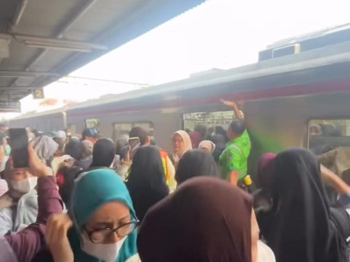 Asap muncul di salah satu gerbong KRL di Stasiun Rawa Buntu (tangkapan layar video viral)