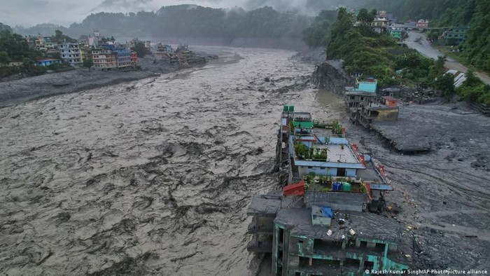 Rekaman drone menunjukkan kerusakan akibat banjir di sepanjang Sungai Trishuli, Distrik Nuwakot, Nepal (Rajesh Kumar Singh/AP Photo/picture alliance)