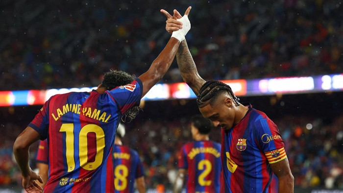 Soccer Football - LaLiga - FC Barcelona v Racing Santander - Spotify Camp Nou, Barcelona, Spain - September 16, 2026 FC Barcelonas Raphinha celebrates scoring their second goal with Lamine Yamal REUTERS/Albert Gea     TPX IMAGES OF THE DAY