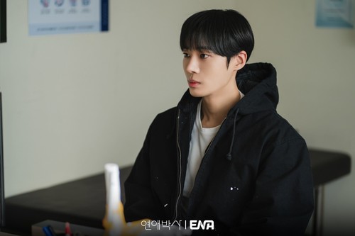 Adegan dalam drama Korea Between Steps.