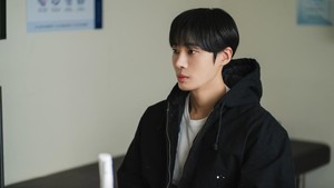 Penampilan Choo Young Woo sebagai Park Min Jae, mantan perenang yang kehilangan kaki kanannya dan kini ada di titik nadir. (Foto: dok. ENA)