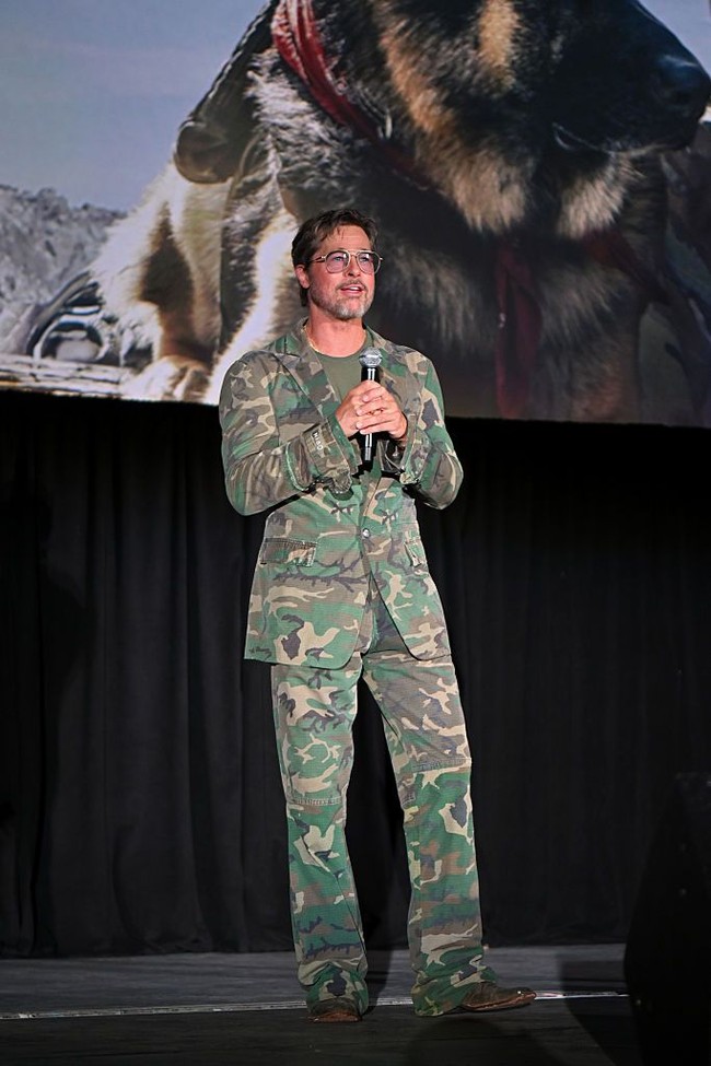 Berperan sebagai mantan tentara Pasukan Khusus, ia mengenakan busana bernuansa militer. Foto: Getty Images for Paramount Pictu/Jason Davis