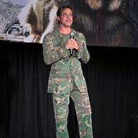 Berperan sebagai mantan tentara Pasukan Khusus, ia mengenakan busana bernuansa militer. Foto: Getty Images for Paramount Pictu/Jason Davis