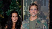 Gaya Brad Pitt Serba Loreng di Red Carpet, Gandeng Pacar Lebih Muda 29 Tahun