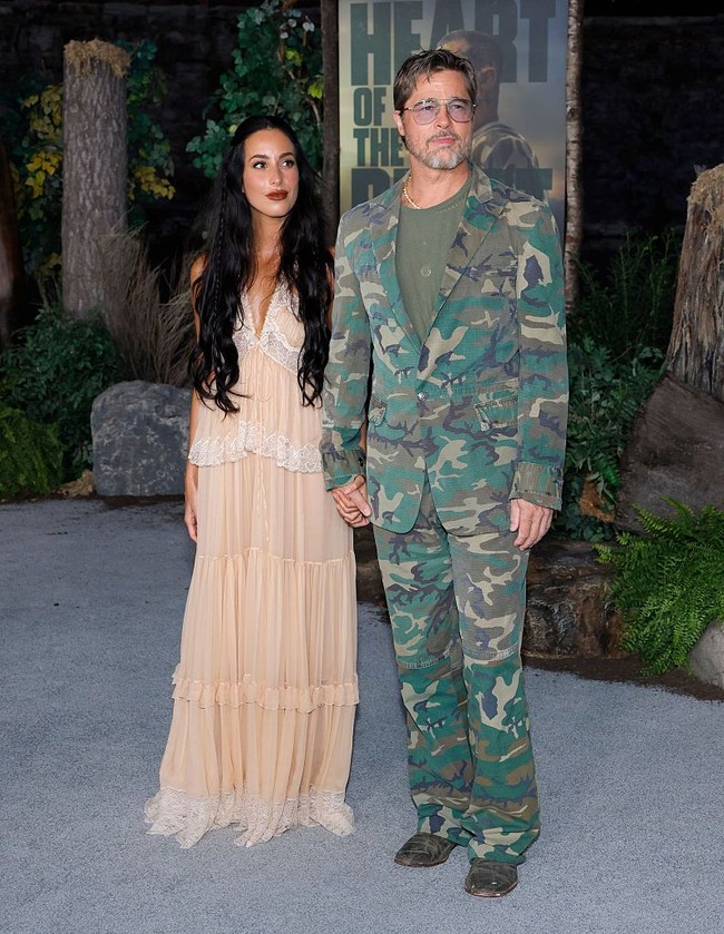 Tak hanya merilis film, red carpet juga jadi momen kencan bagi Brad Pitt. Dia mengajak serta sang kekasih, Ines de Ramon, yang tampil anggun berbalut maxi dress warna beige dengan detail ruffle. Foto: Getty Images/Jason Kempin