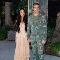 Tak hanya merilis film, red carpet juga jadi momen kencan bagi Brad Pitt. Dia mengajak serta sang kekasih, Ines de Ramon, yang tampil anggun berbalut maxi dress warna beige dengan detail ruffle. Foto: Getty Images/Jason Kempin