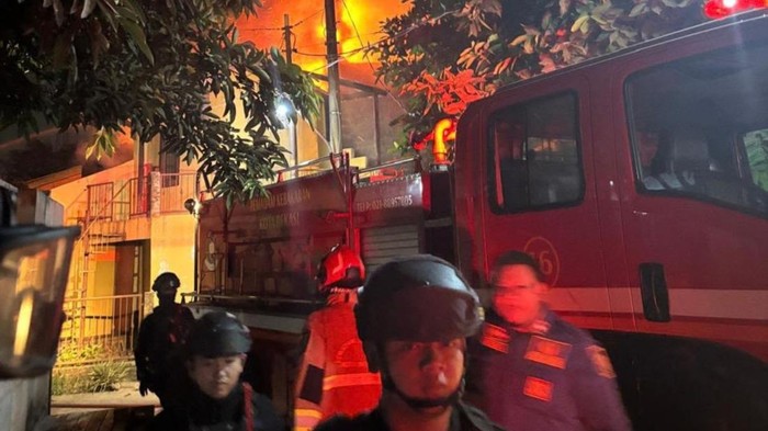 Brimob Polda Metro Jaya turut mengamankan lokasi pabrik kancing yang terbakar di Bekasi, Kamis (17/9/2026).