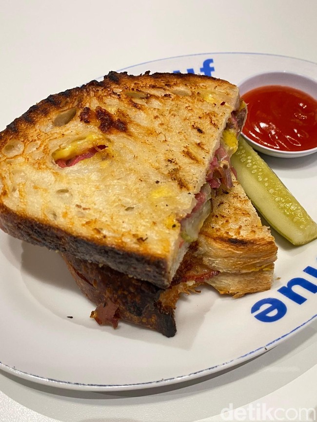 Brunch ala Kafe Sydney di Solo, Ada Sourdough Corned Beef yang Cheesy