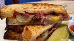 Brunch ala Kafe Sydney di Solo, Ada Sourdough Corned Beef yang Cheesy